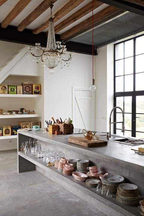 una isla de cocina de hormigón de gran tamaño con almacenamiento abierto es una idea moderna audaz