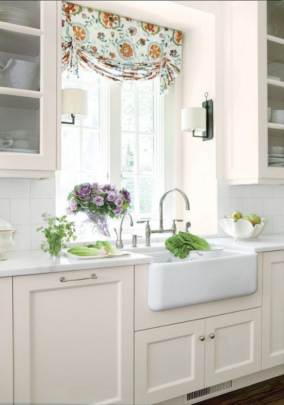 The idea of ​​surrounding the things you want to highlight with two wall lamps works well with farmhouse sinks.