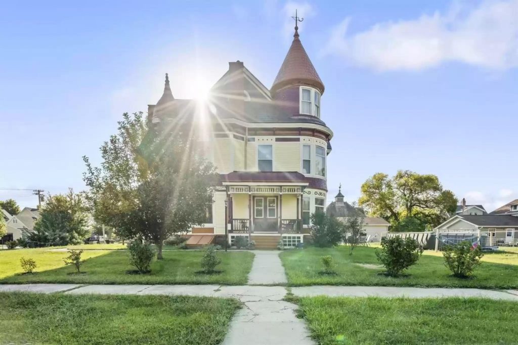 1893 Queen Anne For Sale In Vinton Iowa (7)