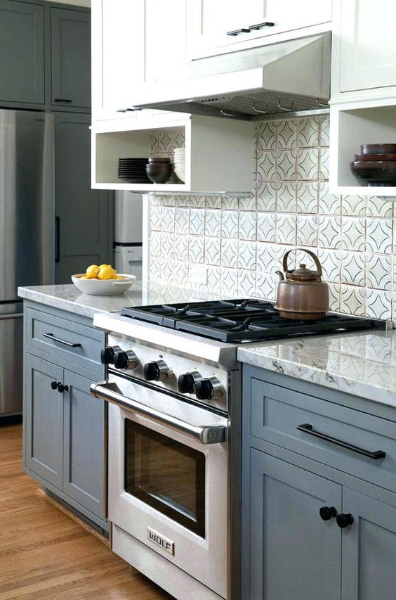 a chic blue and white kitchen with a grey_yy