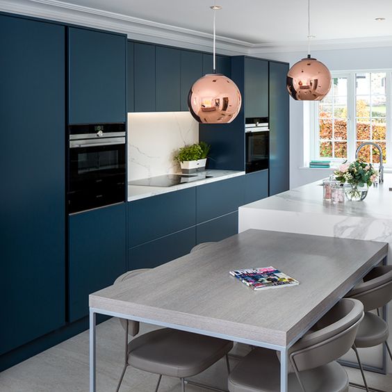 a chic contemporary navy kitchen with a white_yythk