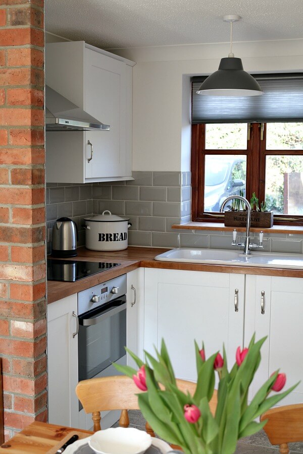 28-small-kitchen-decor-design-ideas-homebnc