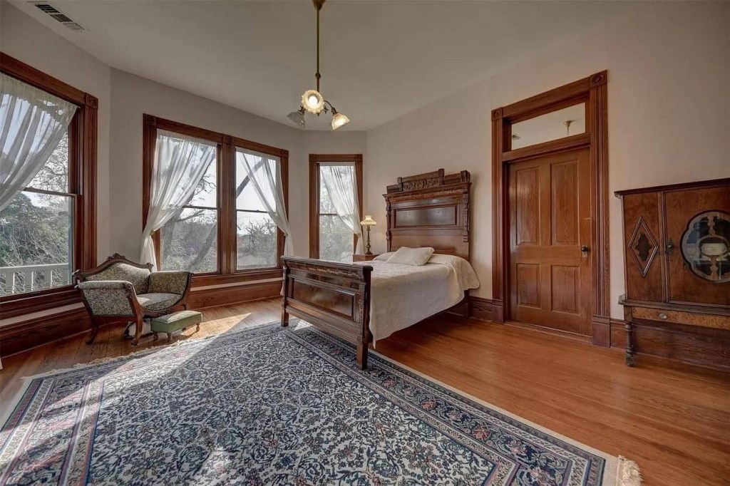 1895 Victorian For Sale In Brenham Texas (14)