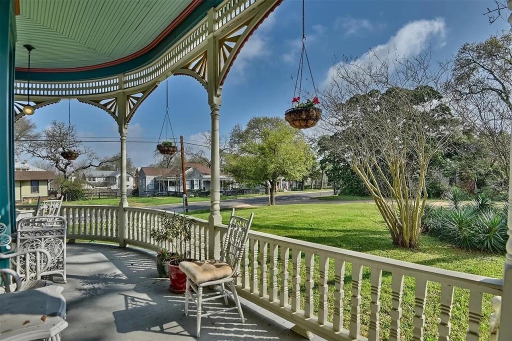 1895 Victorian For Sale In Brenham Texas (16)