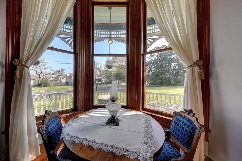 1895 Victorian For Sale In Brenham Texas (4)