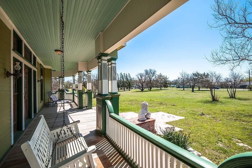 1898 Victorian For Sale In Dublin Texas — Captivating Houses