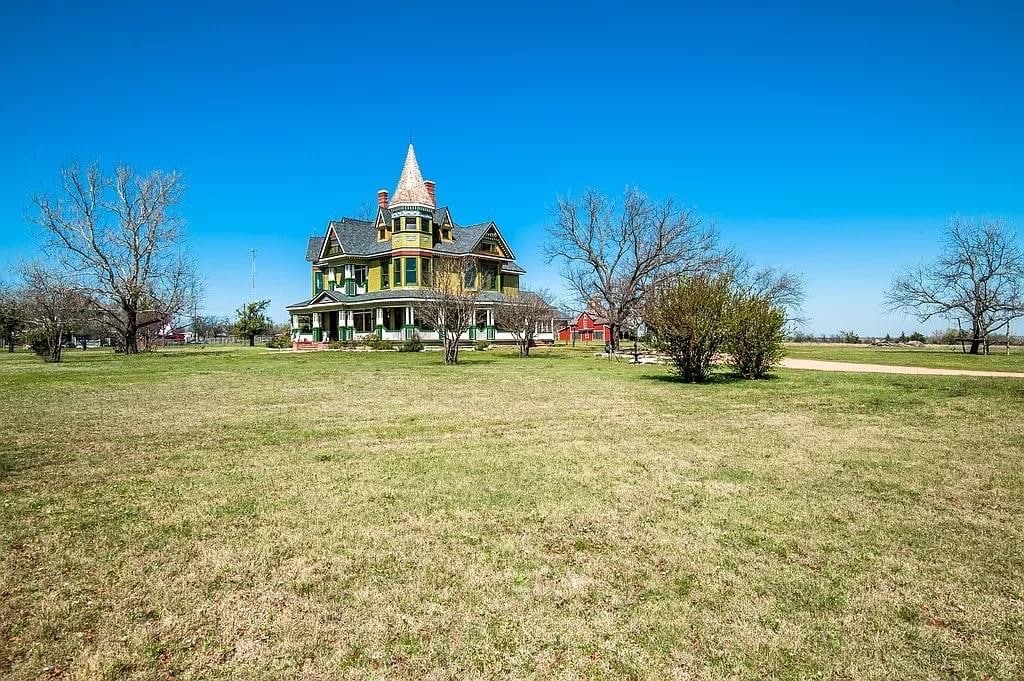 1898 Victorian For Sale In Dublin Texas — Captivating Houses