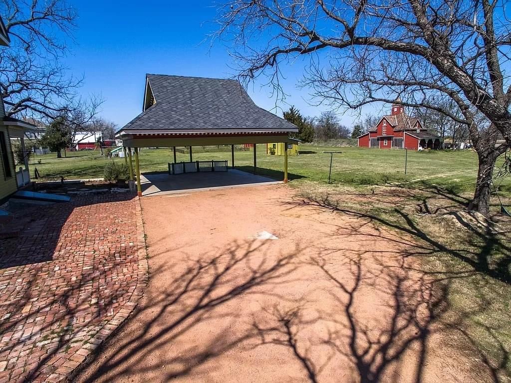 1898 Victorian For Sale In Dublin Texas — Captivating Houses
