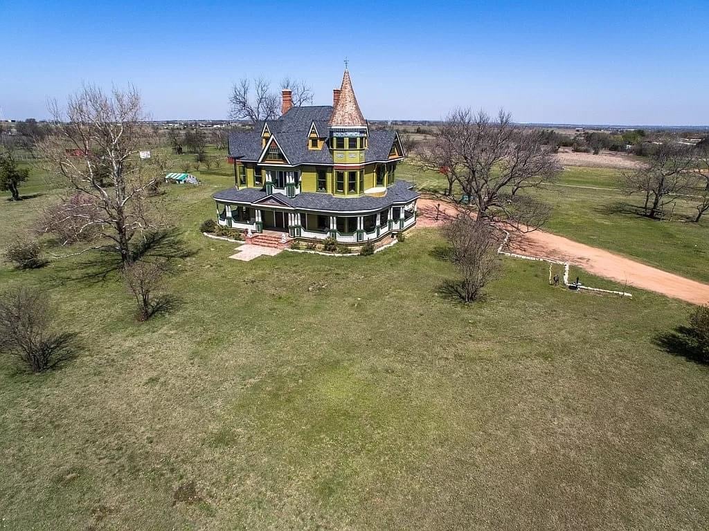 1898 Victorian For Sale In Dublin Texas — Captivating Houses