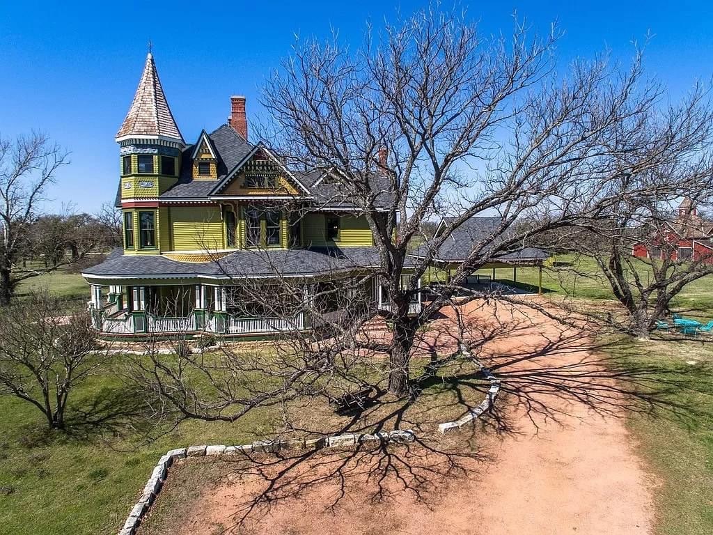 1898 Victorian For Sale In Dublin Texas — Captivating Houses