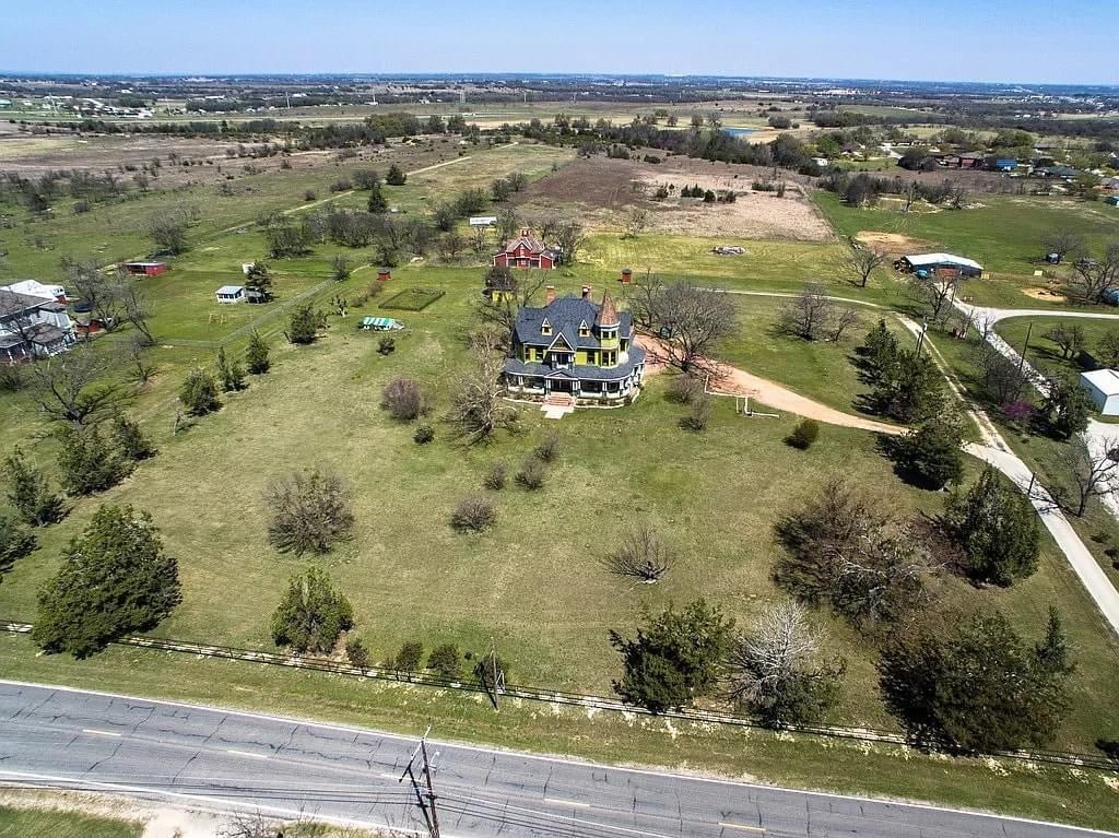 1898 Victorian For Sale In Dublin Texas — Captivating Houses